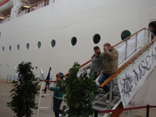 Apariţia care era să strice tot decorul pus la cale pentru turiştii veniţi în Portul Constanţa - VEZI FOTO!